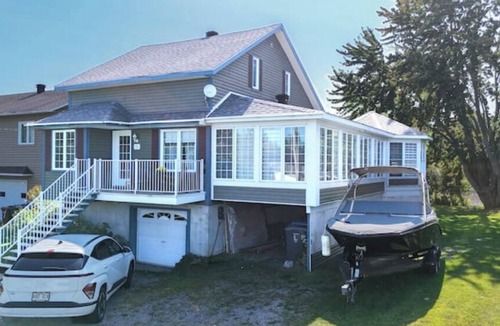 Louiseville Ski Chalet | Chalet Aurora | Waterfront + spa + fireplace
