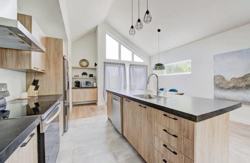Pont-Rouge House | Chalet Beaulieu - Spa - Piscine - Sauna - Billard
