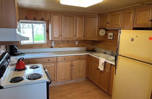 Dundee Cottage | Chalet Beauly, panoramic views of St.Lawrence River from a Heritage Property