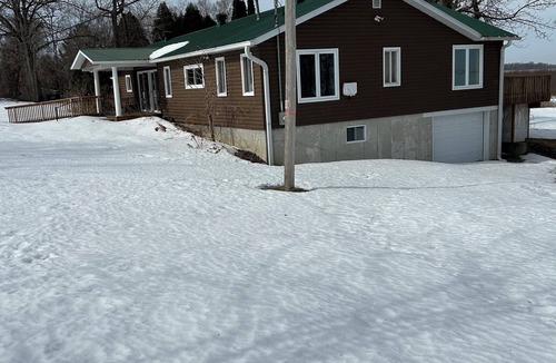 Dundee Cottage | Chalet Beauly, panoramic views of St.Lawrence River from a Heritage Property