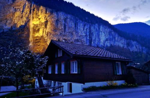 Lauterbrunnen Apartment | Chalet Bellevue Beautiful Waterfall view private Garden & free parking