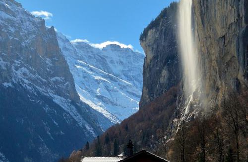 Lauterbrunnen Apartment | Chalet Bellevue Beautiful Waterfall view private Garden & free parking
