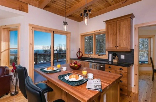 Les Eboulements Ski Chalet | Chalet Bleu 55: Hot Tub, Views, Games & BBQ