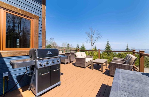 Les Eboulements Ski Chalet | Chalet Bleu 55: Hot Tub, Views, Games & BBQ