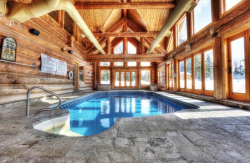 Fiddler Lake Resort Ski Chalet | Chalet Blue Jay Spa at Fiddler's Lake