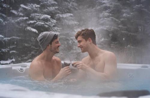 Fiddler Lake Resort Ski Chalet | Chalet Blue Jay Spa at Fiddler's Lake