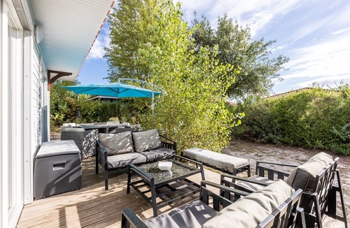 Parentis-en-Born House | Chalet 'Bois lac de Biscarrosse' with heated Pool, Private Garden & Wi-Fi