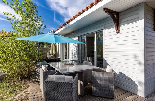 Parentis-en-Born House | Chalet 'Bois lac de Biscarrosse' with heated Pool, Private Garden & Wi-Fi