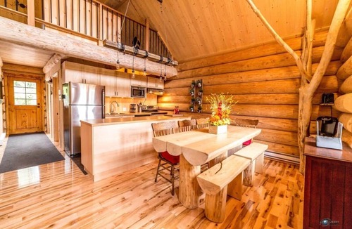 Mauricie Ski Chalet | Chalet bois rond aux paysages uniques avec spa!