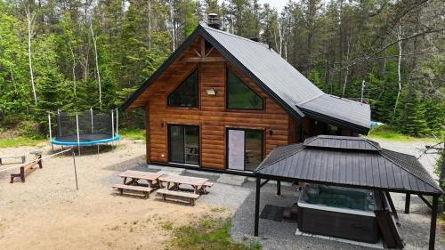 Lac-aux-Sables Ski Chalet | Chalet bois rond, Spa, rivière & nature