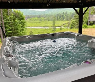 Lac-aux-Sables Ski Chalet | Chalet bois rond, Spa, rivière & nature