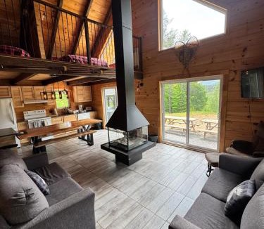 Lac-aux-Sables Ski Chalet | Chalet bois rond, Spa, rivière & nature