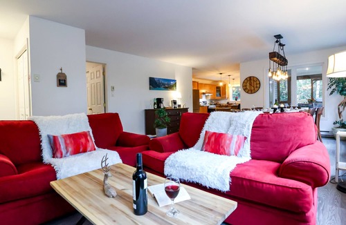 Brebeuf Ski Chalet | Chalet Bord de Rivière Tranquille & Privé Spa Billard Quai a 20 min de Tremblant