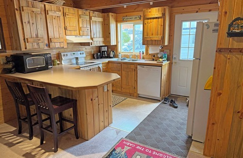 Crescent Ski Chalet | Chalet Cabin in Cascades Wonderland near Crater Lake w/EV Charger & Fast Wi-fi