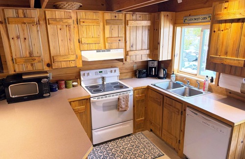 Crescent Ski Chalet | Chalet Cabin in Cascades Wonderland near Crater Lake w/EV Charger & Fast Wi-fi