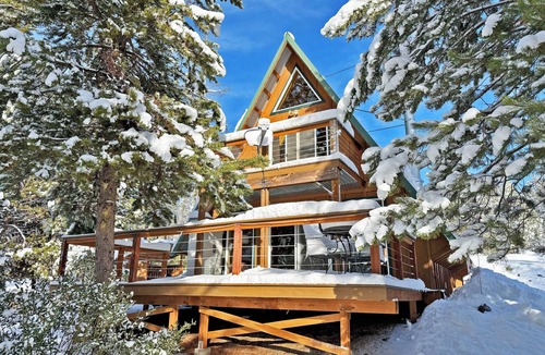 Crescent Ski Chalet | Chalet Cabin in Cascades Wonderland near Crater Lake w/EV Charger & Fast Wi-fi