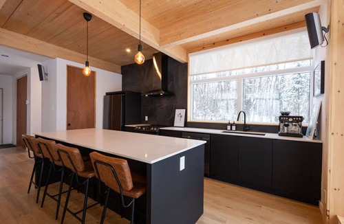 Saint Donat Ski Chalet | Chalet Le Versant : Luxe et Plein air en Montagne à St-donat. Chien Accepté!
