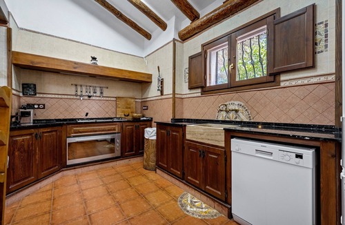 Querol Ski Chalet | Chalet "Can Tronc" with Mountain View, Shared Pool & Wi-Fi