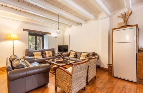 Arties Ski Chalet | Chalet 'Casa Aranesa En Centro De Arties' with Mountain View, Private Garden and Wi-Fi