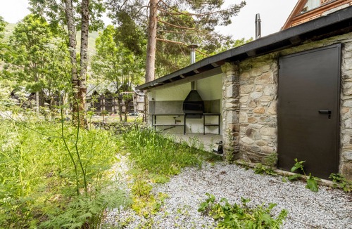Arties Ski Chalet | Chalet 'Casa Aranesa En Centro De Arties' with Mountain View, Private Garden and Wi-Fi