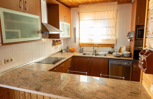 Calafell House | Chalet 'Casa de Madera' with Mountain View, Garden, A/C, Pool & Wi-Fi
