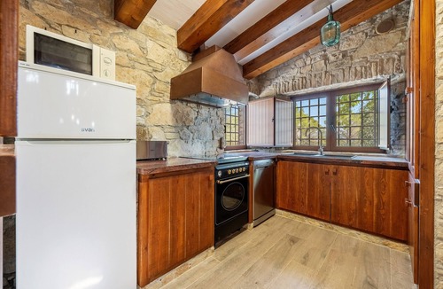 Querol Ski Chalet | Chalet "Casa de Pedra" with Mountain View, Shared Pool & Wi-Fi