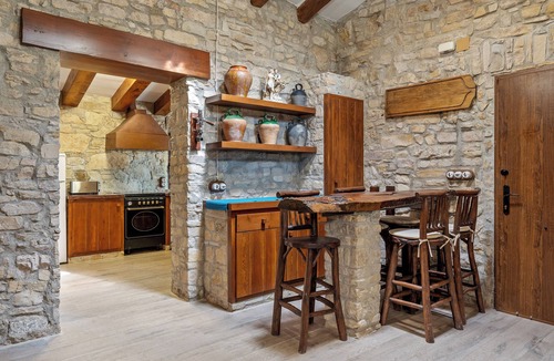 Querol Ski Chalet | Chalet "Casa de Pedra" with Mountain View, Shared Pool & Wi-Fi