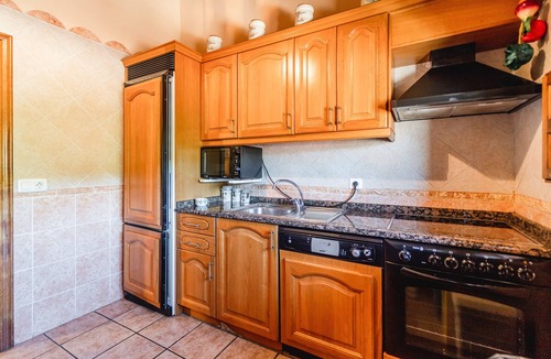 Valle de Valdelaguna Ski Chalet | Chalet 'Casa Rural Las Hoyas Ll' with Mountain View