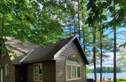 Clarendon Cottage | Chalet Casa Nina/ waterfront cottage