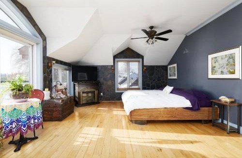 Pincourt Ski Chalet | Chalet Chaleureux Sur Le Bord De Leau Naviguable