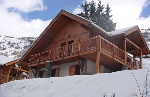 Oz-en-Oisans Ski Chalet | Chalet Clementine offers skiing luxury in Oz en Oisans part of Alpe d'Huez area.