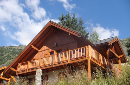 Oz-en-Oisans Ski Chalet | Chalet Clementine offers skiing luxury in Oz en Oisans part of Alpe d'Huez area.