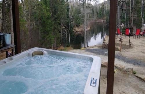 Saint-Alexis-des-Monts Ski Chalet | Chalet COEUR de loup avec spa