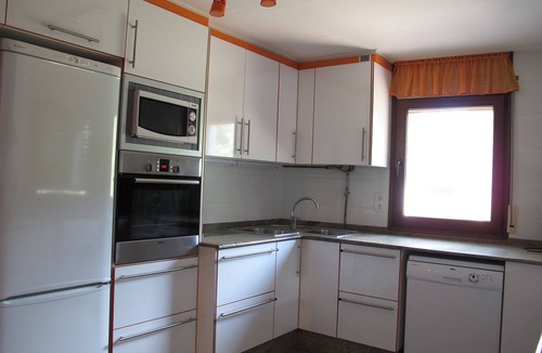 Tortosa Ski Chalet | Chalet con Piscina y privado garden, Wi-Fi, among mar y montaña