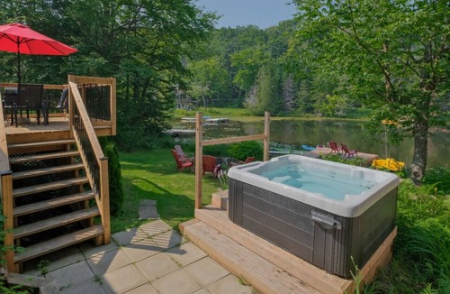 St-Adolphe-d'Howard Ski Chalet | Chalet du Domaine: Spa + View!