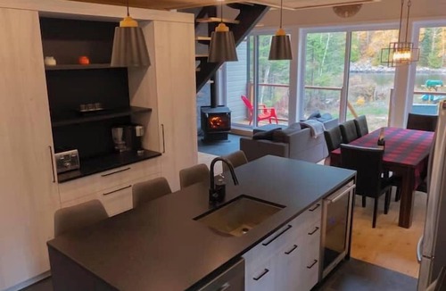 La Tuque Ski Chalet | Chalet de La Falaise at the water's edge!