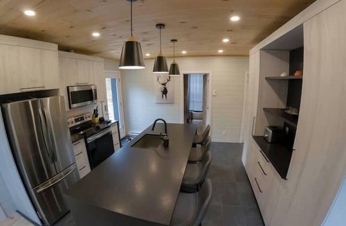 La Tuque Ski Chalet | Chalet de La Falaise at the water's edge!
