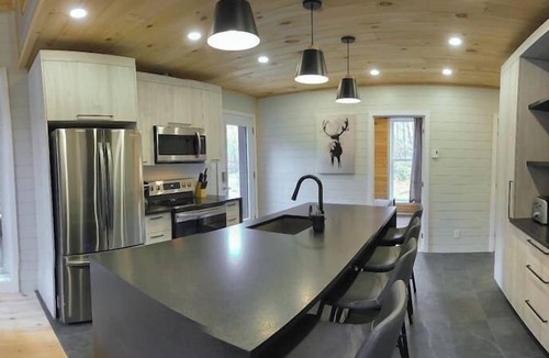La Tuque Ski Chalet | Chalet de La Falaise at the water's edge!