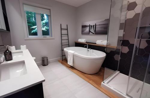 Lac-aux-Sables House | Chalet de luxe Équinoxe - bord de l'eau avec Spa