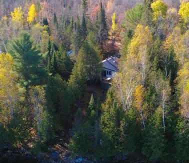 Messines House | Chalet des Monk-bord de l'eau
