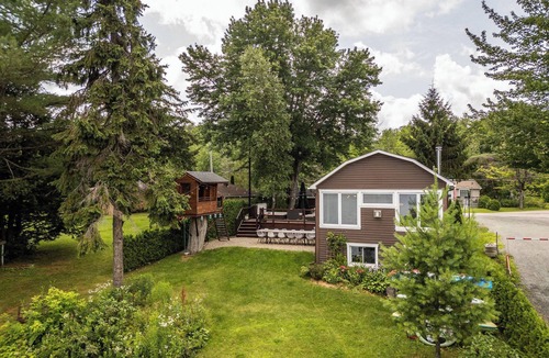 Magog Ski Chalet | Chalet directly on the shores of magnificent Lake Lovering