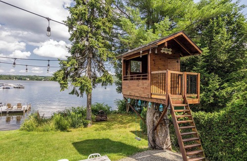 Magog Ski Chalet | Chalet directly on the shores of magnificent Lake Lovering
