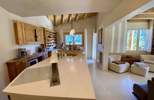 Seez Ski Chalet | Chalet du chat - sleeps 10, fireplace, jacuzzi, pool, parking