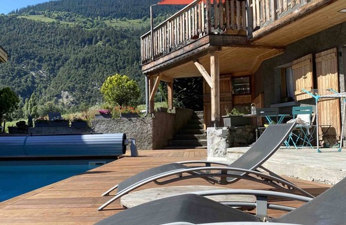 Seez Ski Chalet | Chalet du chat - sleeps 10, fireplace, jacuzzi, pool, parking