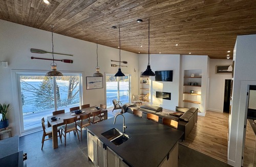 Gore House | CHALET DU COLONEL BARRON – Grand chalet neuf au bord de l’eau
