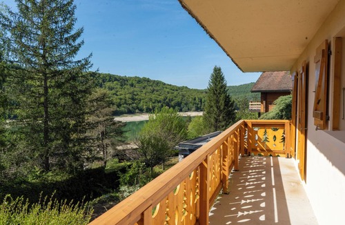 Baresia-sur-l'Ain Ski Chalet | Chalet du Silence - Panoramic lake view & exceptional design