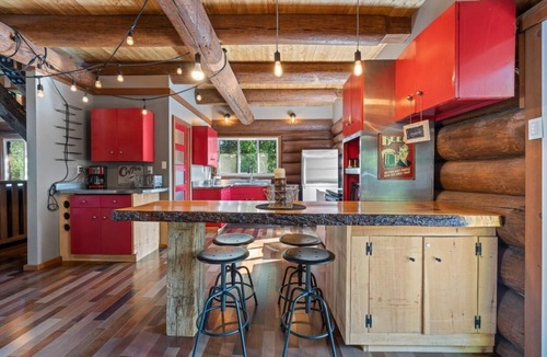 Mauricie Cabin | Chalet en bois rond au bord de l'eau avec spa, foyer et table de pool.