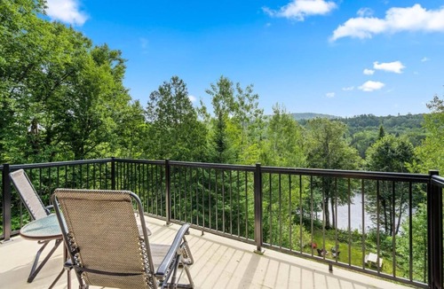 Mauricie Cabin | Chalet en bois rond au bord de l'eau avec spa, foyer et table de pool.