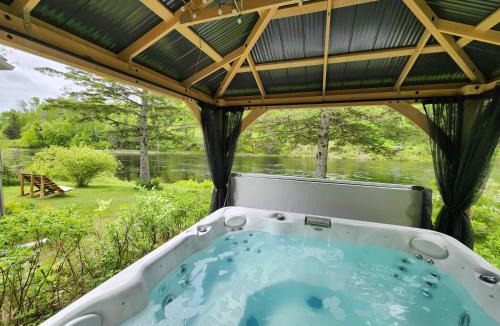 Notre-Dame-de-Montauban Ski Chalet | Chalet en Bois Rond au bord de l'eau - spa privé & billard - Mauricie, Portneuf - Québec