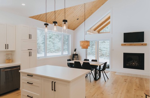 Amherst House | Chalet en Forêt Avec spa et Foyer Extérieur